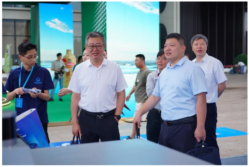 青島市委常委、副市長王波等領(lǐng)導(dǎo)嘉賓參觀文達(dá)通AI無人清掃車